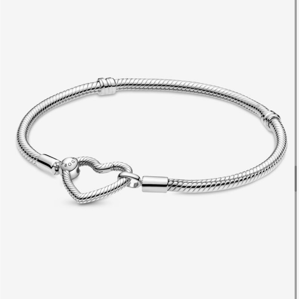 NWOT Authentic Pandora Moments Heart Closure Snake chain Bracelet